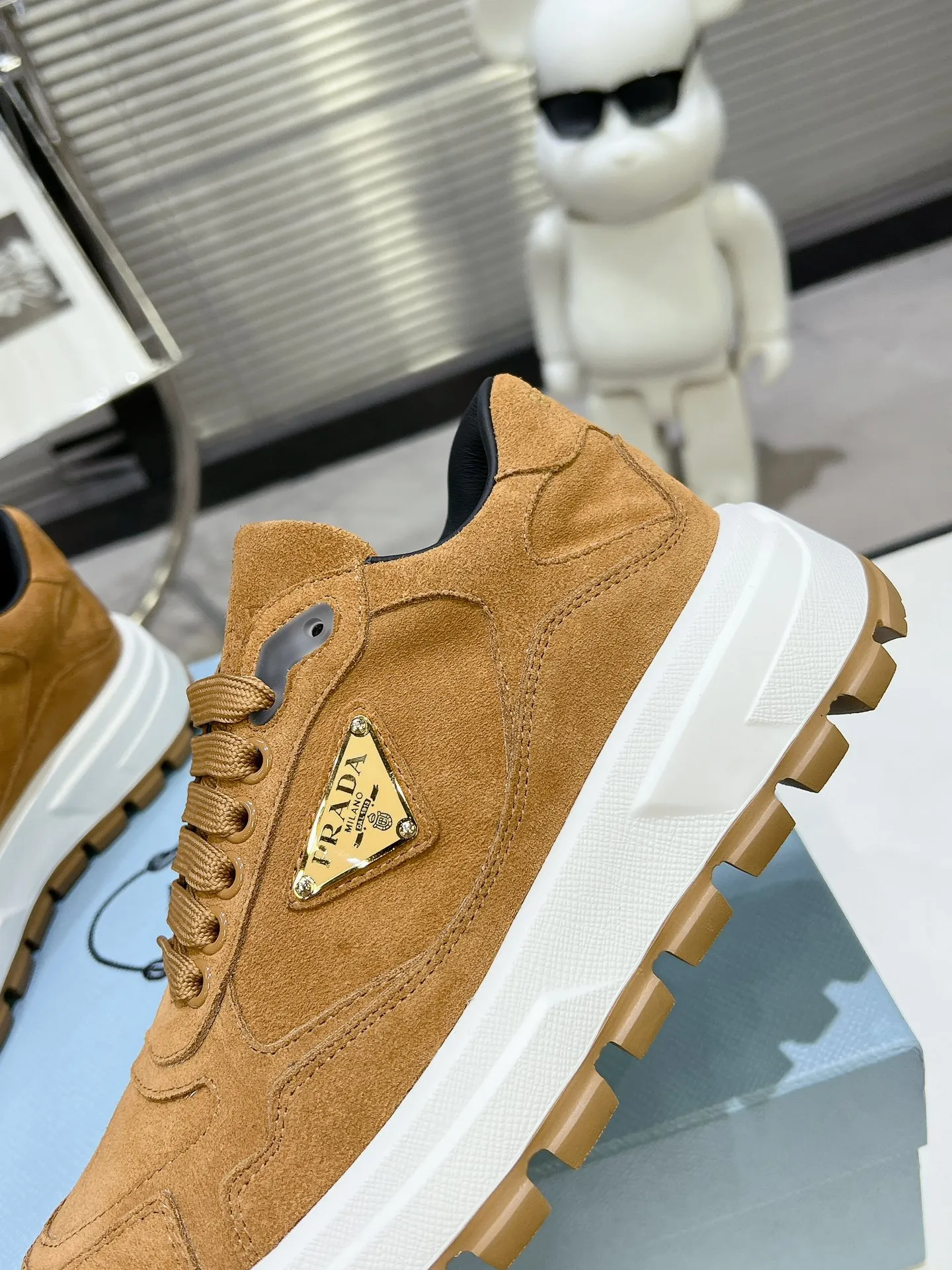 👟👟Ex-factory price 580👟👟 PRADA ²⁰²4 𝐬𝐬Prada’s new product comes with strength! ❣️Many Internet celebrities have the same style, fashionable and versatile nice items, original shoes are developed and purchased from Italian counters, and are reproduced 1:1 according to the original taste. This year’s theme is not to be defined, embodying texture through simplicity💛From thick-soled sneakers to zigzag short boots to 2024 flat shoes, everything reveals a sure-fire momentum...combining gentleness and handsomeness, the finishing touch for women❤️ The top-grade open-edge beaded cowhide with imported cowhide triangle logo is consistent with the original version, the wear-resistant and ultra-light two-color outsole, and the sheepskin lining are breathable and comfortable. ⚛Size: Women's 34-40 ⚛Size: Men's 39-45 Original packaging accessories. ⚛